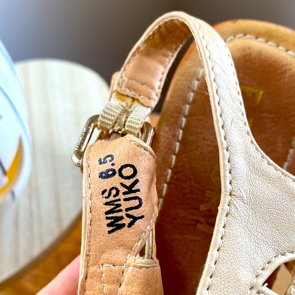 90s Tan wedges 🌻 - Picture 4 of 4